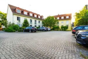 Hinterhof mit Stellplätzen