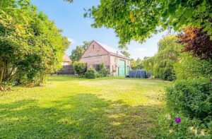 Außenansicht mit Garten - (KI optimiert)