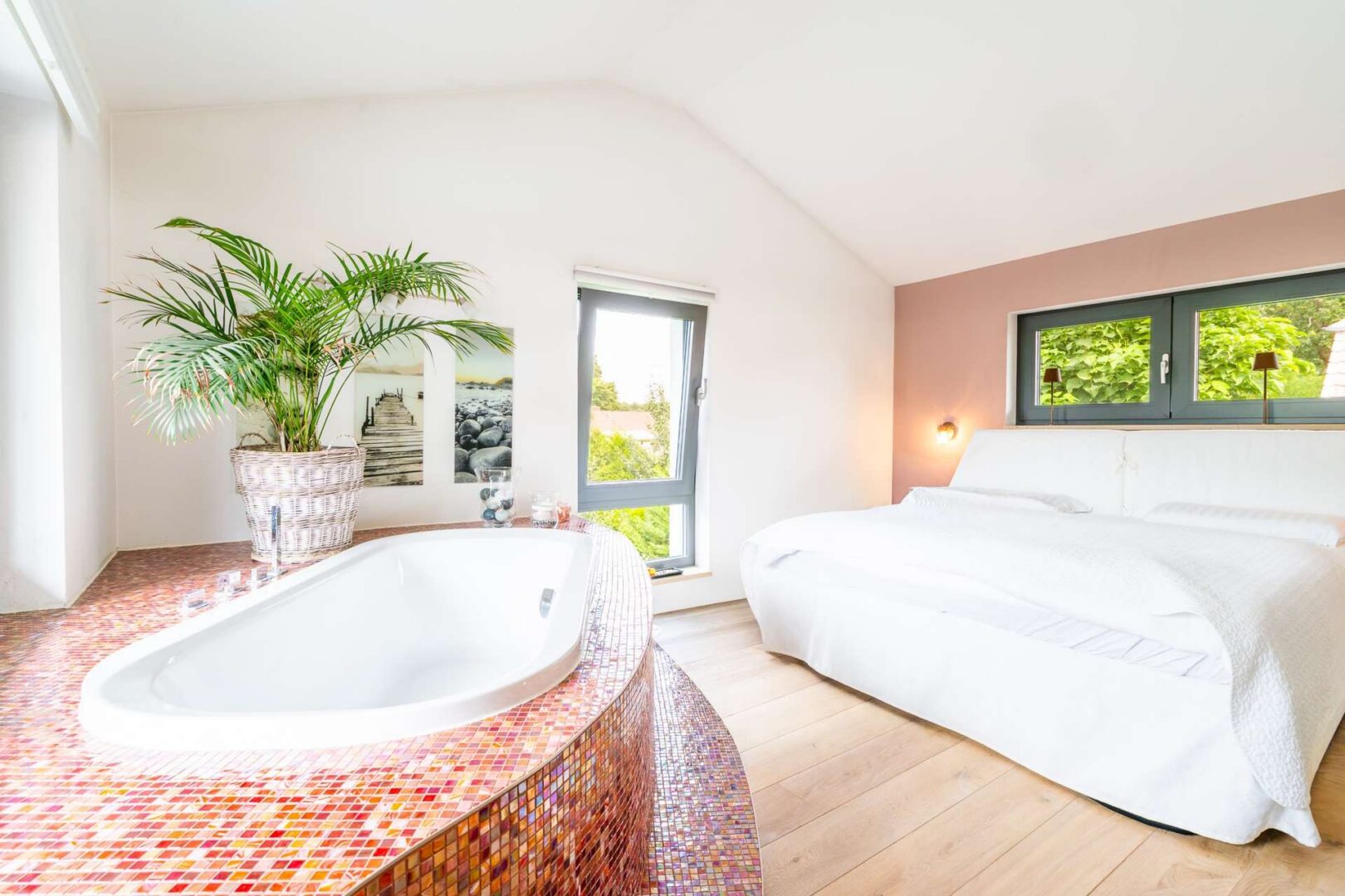 Schlafzimmer mit Badewanne